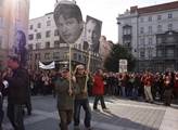 V Brně zase řádí umělci. Oblékají na protest proti Putinovi sochy